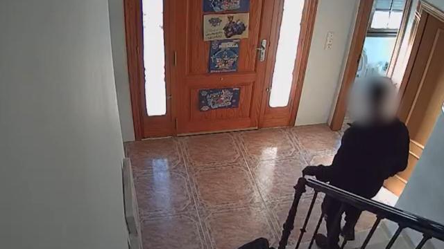 Así robó en la vivienda de El Palmar, como muestra la cámara oculta y su posterior detención por parte de la Guardia Civil