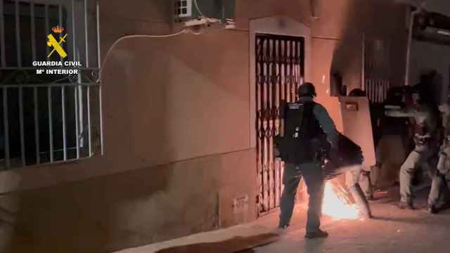 El vídeo de la Guardia Civil con el asalto en la vivienda y la posterior detención de sus inquilinos en Callosa de Segura.