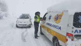 Imagen de la Guardia Civil y los servicios de emergencia en una carretera nevada.