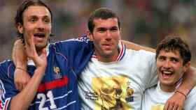 Lizarazu durante un partido de Francia con Zidane