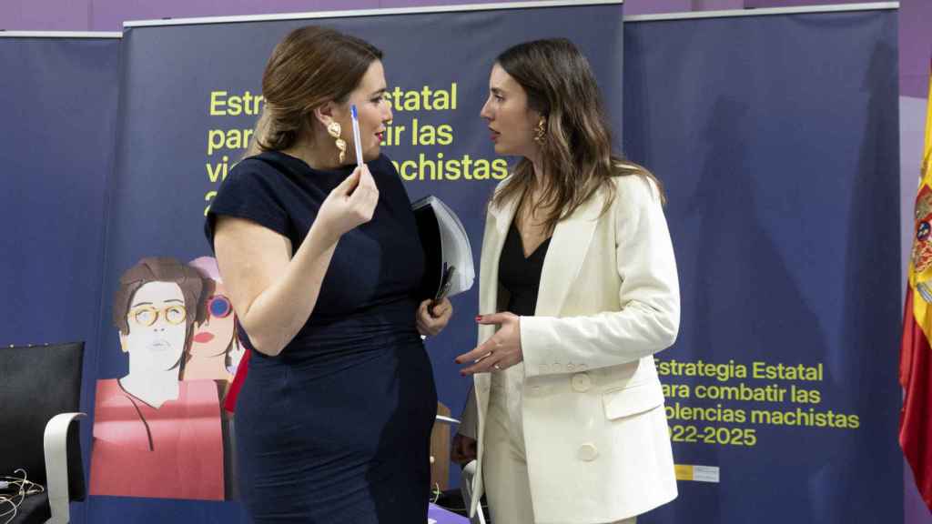 La ministra de Igualdad, Irene Montero (d), y la secretaria de Estado de Igualdad, Ángela Rodríguez Pam, este martes.