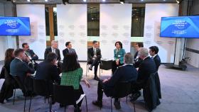 El presidente del Gobierno, Pedro Sánchez, en su encuentro en Davos con Ana Botín, presidenta del Santander; Carlos Torres, presidente del BBVA; José María Álvarez-Pallete, presidente de Telefónica; Francisco Reynés, presidente de Naturgy  y la delegación que acompaña al Ejecutivo.