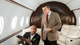 Dos empresarios viajan en avión privado.