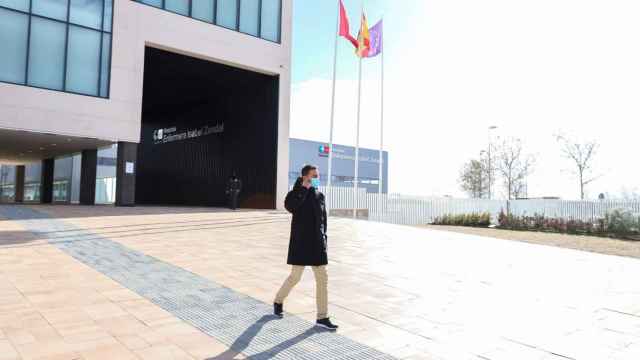 El líder del PSOE madrileño, Juan Lobato, este martes frente al hospital Isabel Zendal.