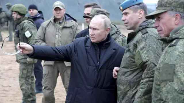 El presidente de Rusia, Vladimir Putin, junto a varios militares en una imagen de archivo,