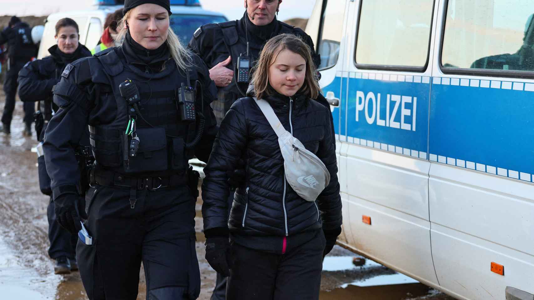 La activista Greta Thunberg es desalojada por protestar en  la mina Garzweiler 2, en Lützerath, Alemania, el pasado martes.