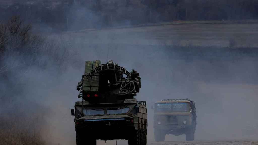 Vehículos militares conducen hacia el Donbás.