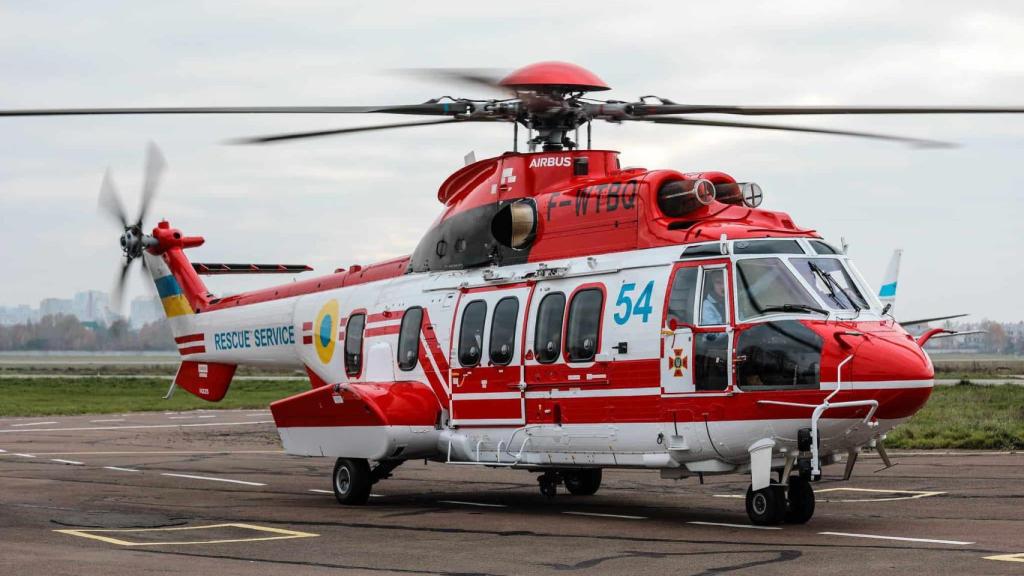 casete Plaga Descortés Así es el H225 Super Puma, el helicóptero del fatal accidente en Ucrania  que ha causado 16 víctimas
