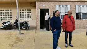 El padre del menor Abdelmalik Abdeselam y el portavoz de la familia, en la puerta de su vivienda, antes de que llegue el cuerpo del niño de ocho años para ser velado por su familia, en la barriada Loma Colmenar, a 21 de diciembre de 2022, en Ceuta (España).