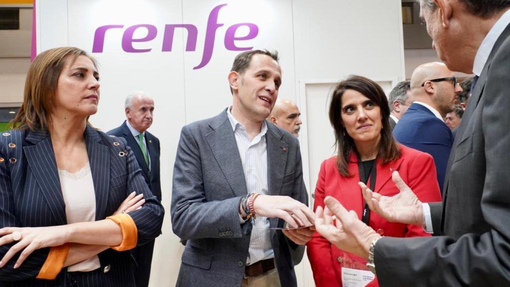 Conrado renueva en convenio con Renfe.