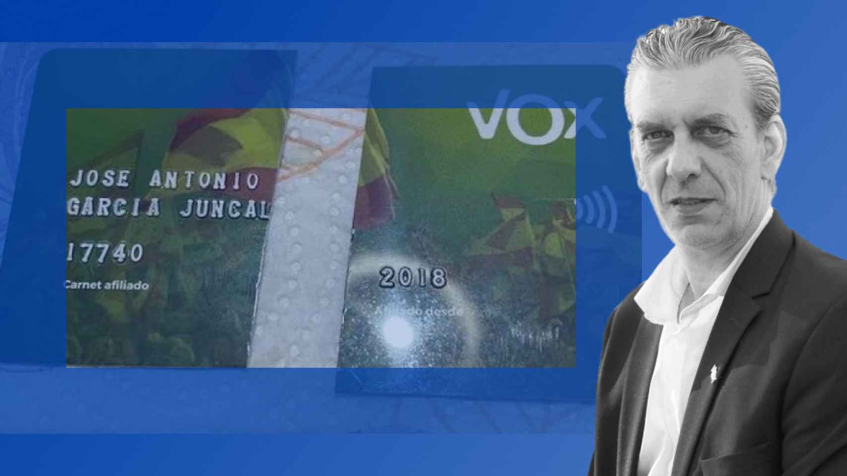 El carnet del partido roto con el que Jose Antonio, en la imagen, anuncia su salida de Vox.