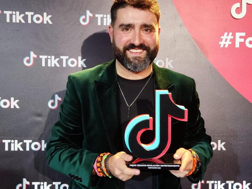 Diego Merayo con su premio de TikTok