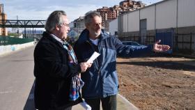 Francisco Guarido y Romualdo Fernández visitando las obras en el entorno de las vías del ferrocarril