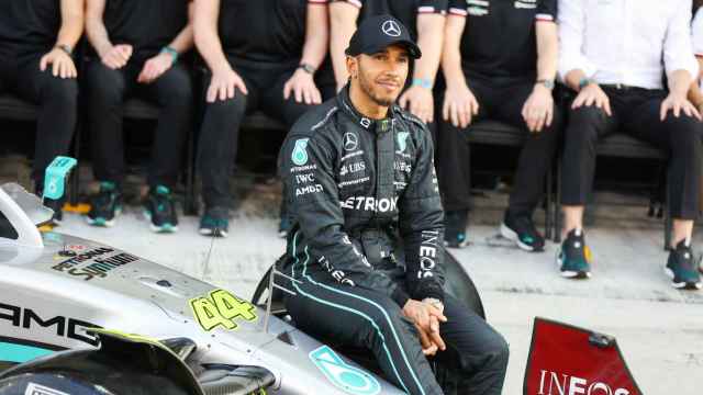 Lewis Hamilton durante un acto con Mercedes