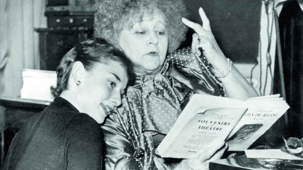 Audrey Hepburn y Colette compartiendo una lectura. Foto: Audrey Hepburn Estate