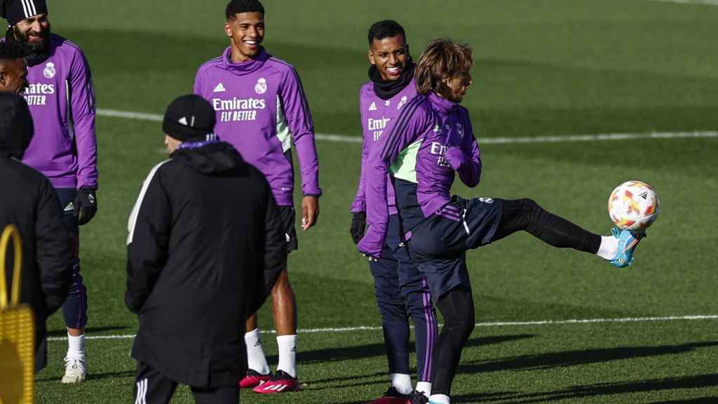 Vinicius Tobias, Rodrygo y Modric durante un entrenamiento del Real Madrid
