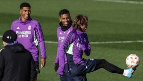 Vinicius Tobias, Rodrygo y Modric durante un entrenamiento del Real Madrid