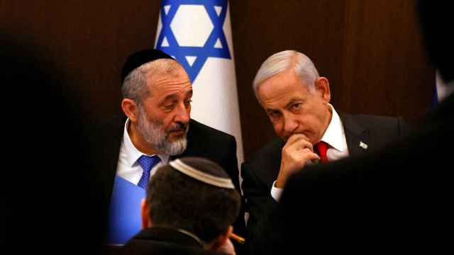 Aryeh Deri, ministro de Interior y Sanidad, conversa con Netanyahu.