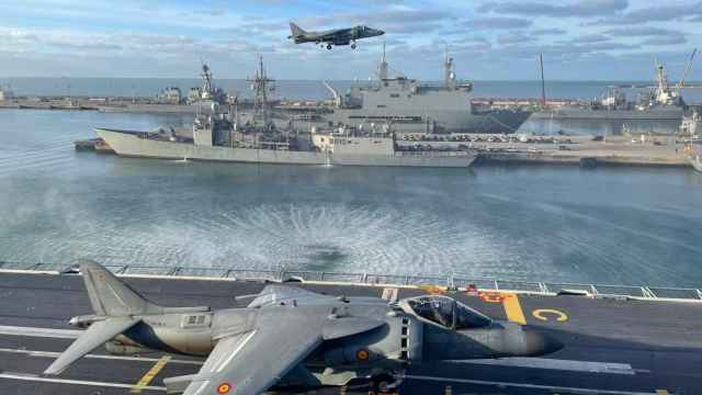 Imagen previa al despliegue de la Armada desde el buque anfibio Juan Carlos I