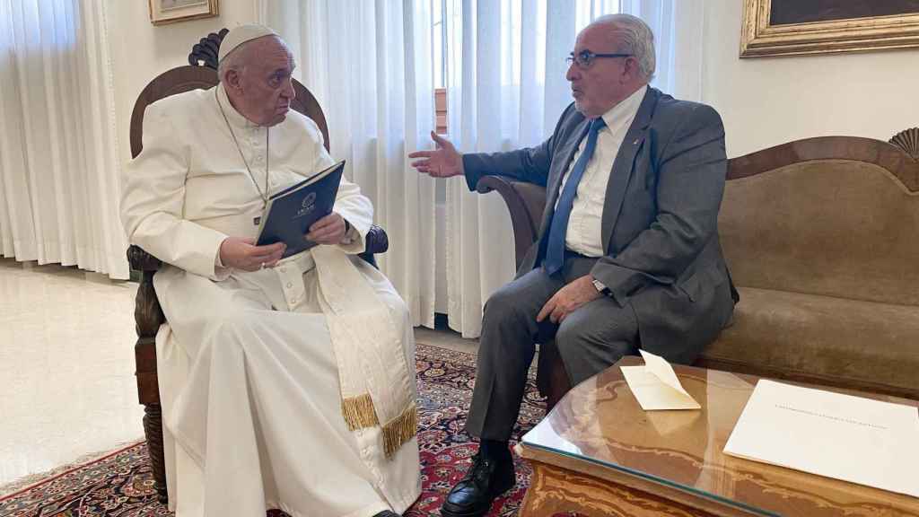 El Papa Francisco charlando con el presidente de la UCAM, José Luis Mendoza.