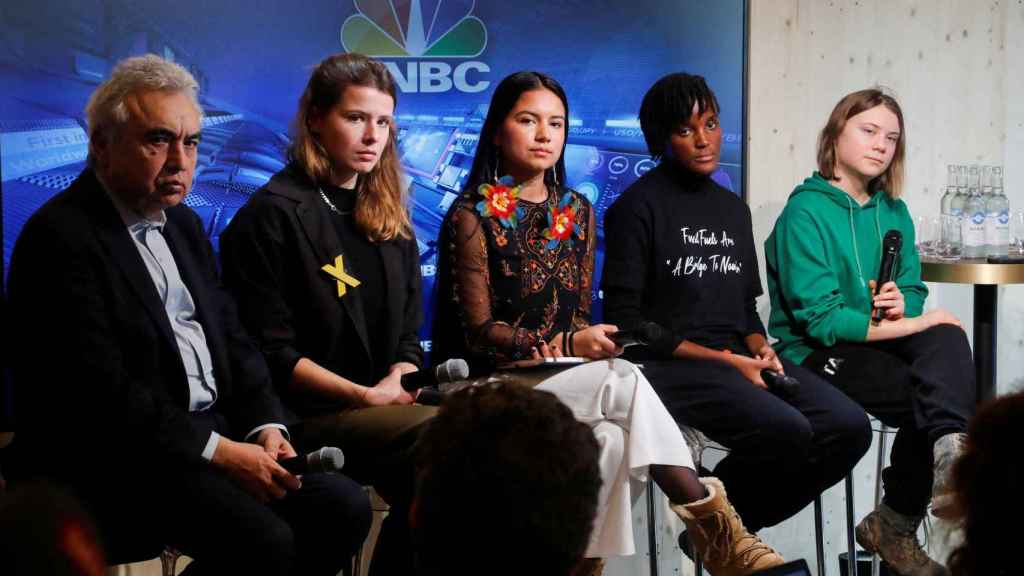 Las activistas climáticas juveniles Greta Thunberg , Vanessa Nakate, Helena Gualinga y Luisa Neubauer participan en una discusión sobre Tratar la crisis climática como una crisis con Fatih Birol.