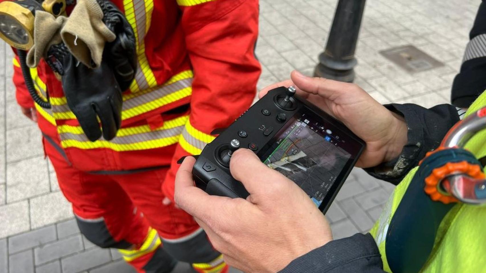 Un operario de seguridad controla un dron.