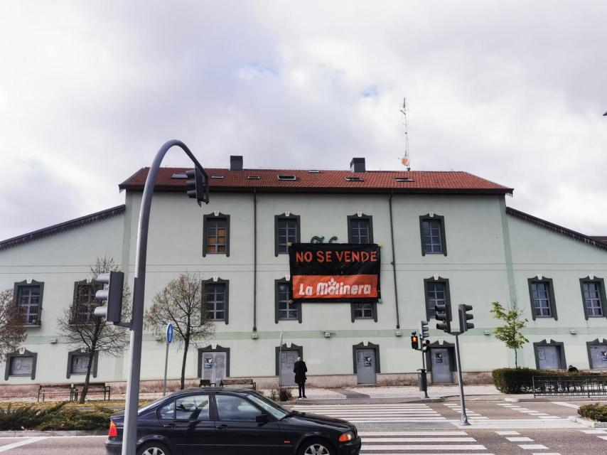 El Hotel Marqués de la Ensenada con uno de sus carteles.
