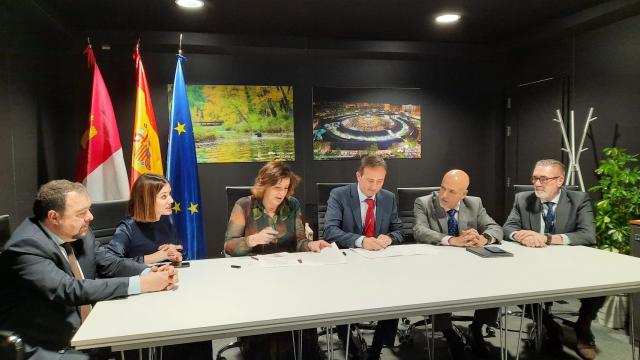 Firma del acuerdo. Foto: Delegación de Gobierno de Castilla-La Mancha.