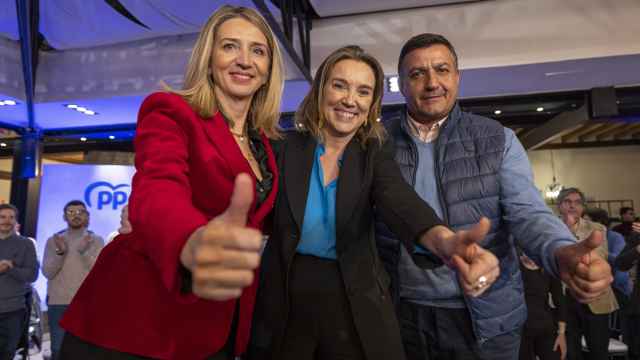La secretaria general del Partido Popular, Cuca Gamarra, con la candidata del PP a la Alcaldía de Ávila, Alicia García