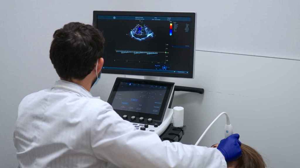 Realización de una Eco Doppler que permite determinar el flujo arterial cerebral.