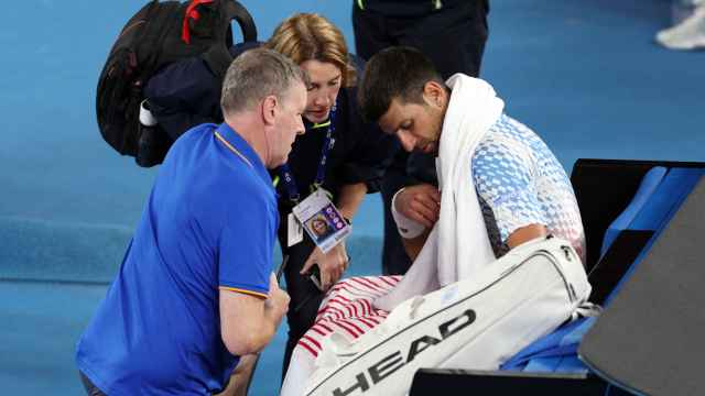 Novak Djokovic siendo atendido por los médicos en el Abierto de Australia