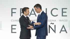 Emmanuel Macron y  Pedro Sánchez, este jueves durante la XXVII Cumbre Hispano-Francesa celebrada en Barcelona.