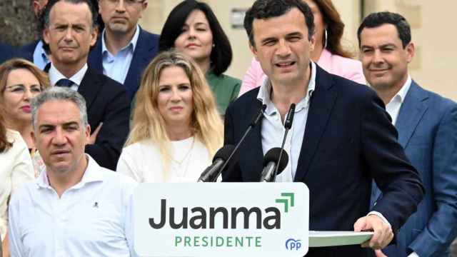 El presidente de la Junta, Juanma Moreno, justo detrás de Bruno García.