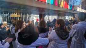 Médicos de Familia y Pediatras a las puertas del edifico de Manoteras en el que se han encerrado.