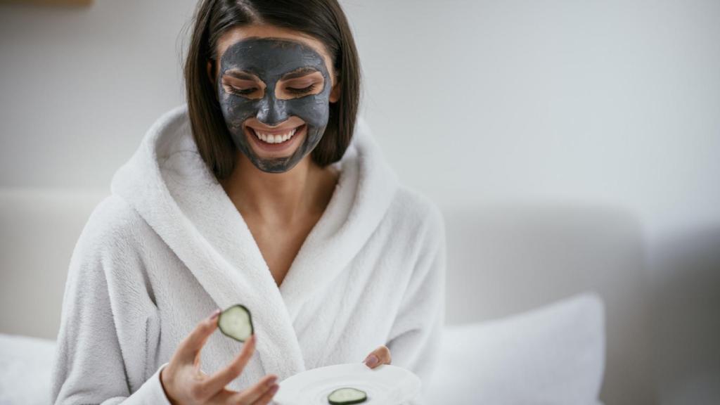 Una mujer, haciendo un 'peeling'.
