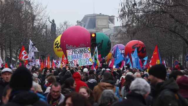 Multitudinaria manifestación en París contra la reforma de las pensiones de Macron