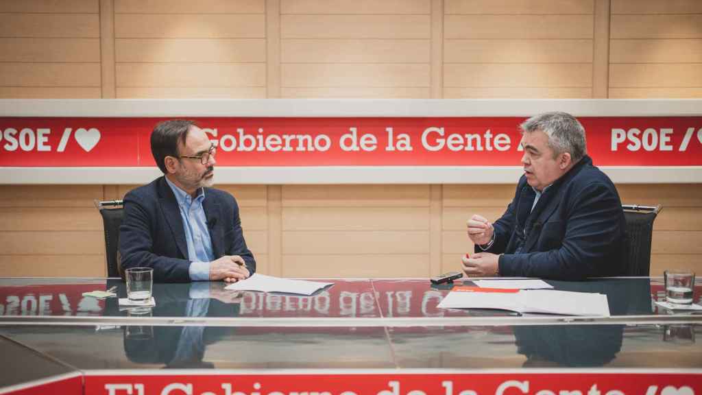 Fernando Garea, director adjunto de El Español; y Santos Cerdán, secretario de Organización del PSOE.