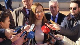 La delegada del Gobierno, Virginia Barcones, interviene ante los medios, este viernes en Venta de Baños.