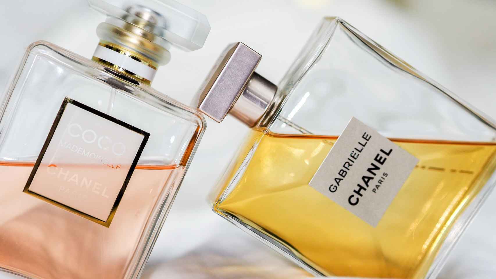 Detalle de dos frascos de Chanel.