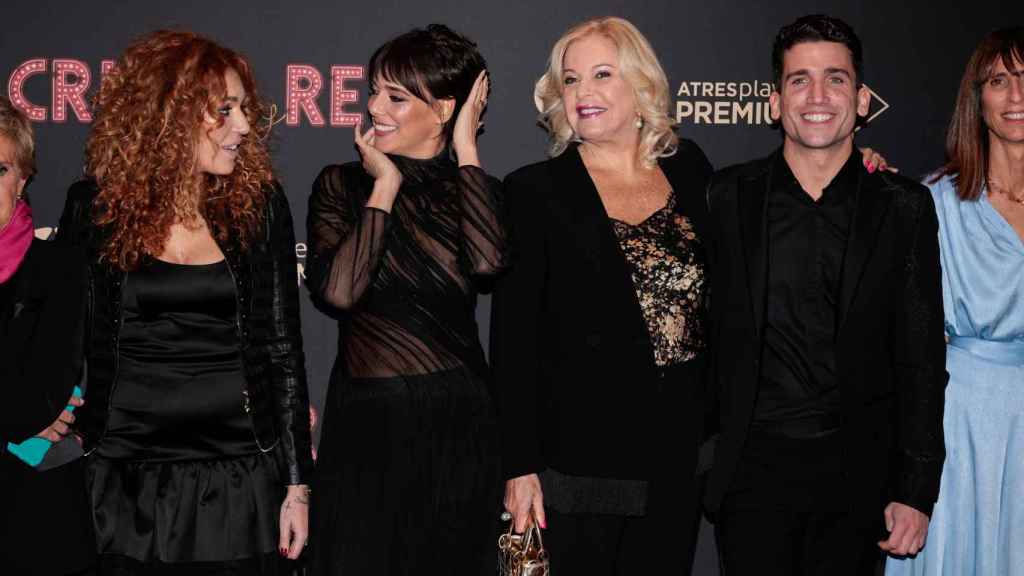 Bárbara Rey junto a su hija y los protagonistas de la serie.