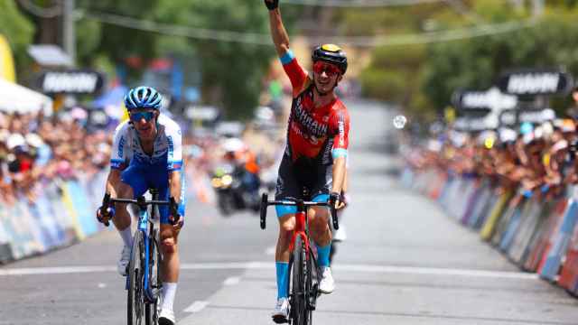 Pello Bilbao celebra su victoria de etapa en el Tour Down Under 2023