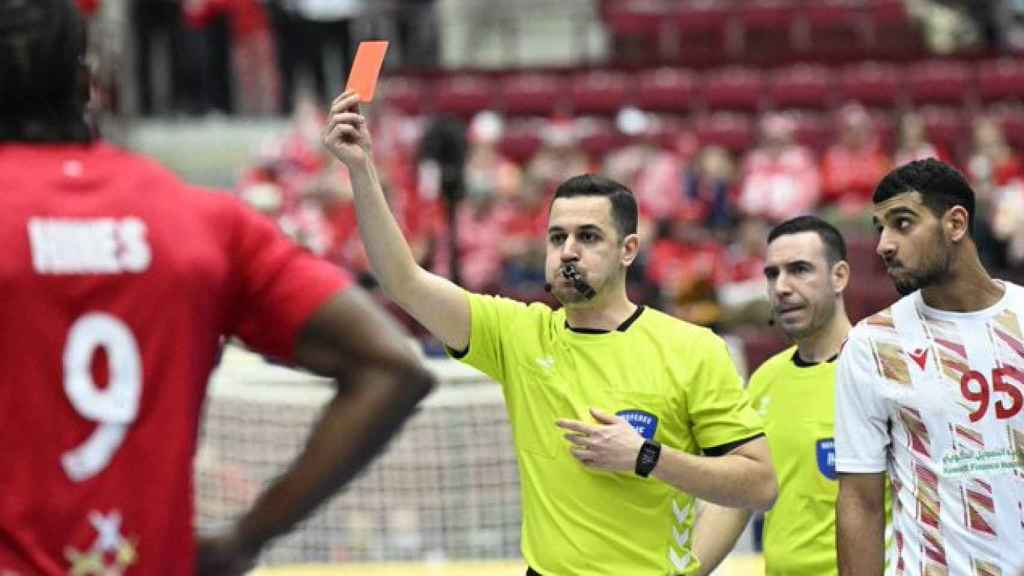 El árbitro muestra la tarjeta roja a Paul Skorupa en el Mundial de balonmano