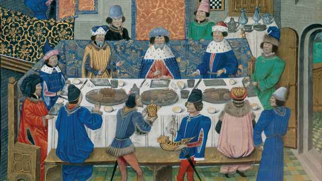 Ilustración que representa a un rey inglés compartiendo mesa con sus colaboradores más estrechos.