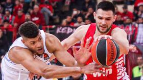 Tavares trata de llevarse el balón en el partido ante el Olympiacos.