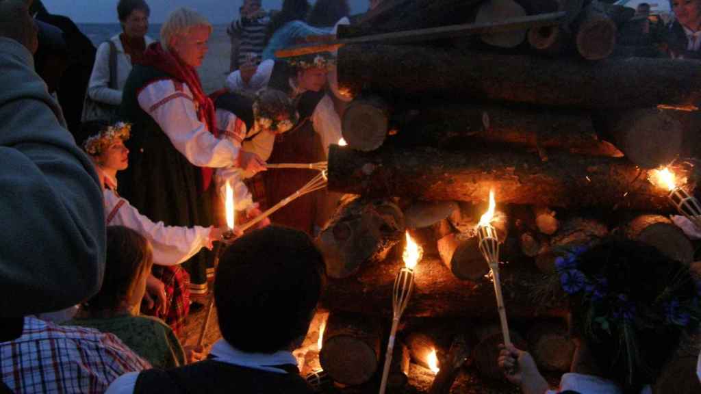 Los letones preparan la hoguera durante el festival de Jāņi en la playa de Jūrmala