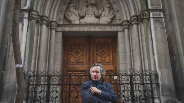 Carlos Floriano, en la fachada de un convento madrileño donde ocurre una de las escenas de su novela.