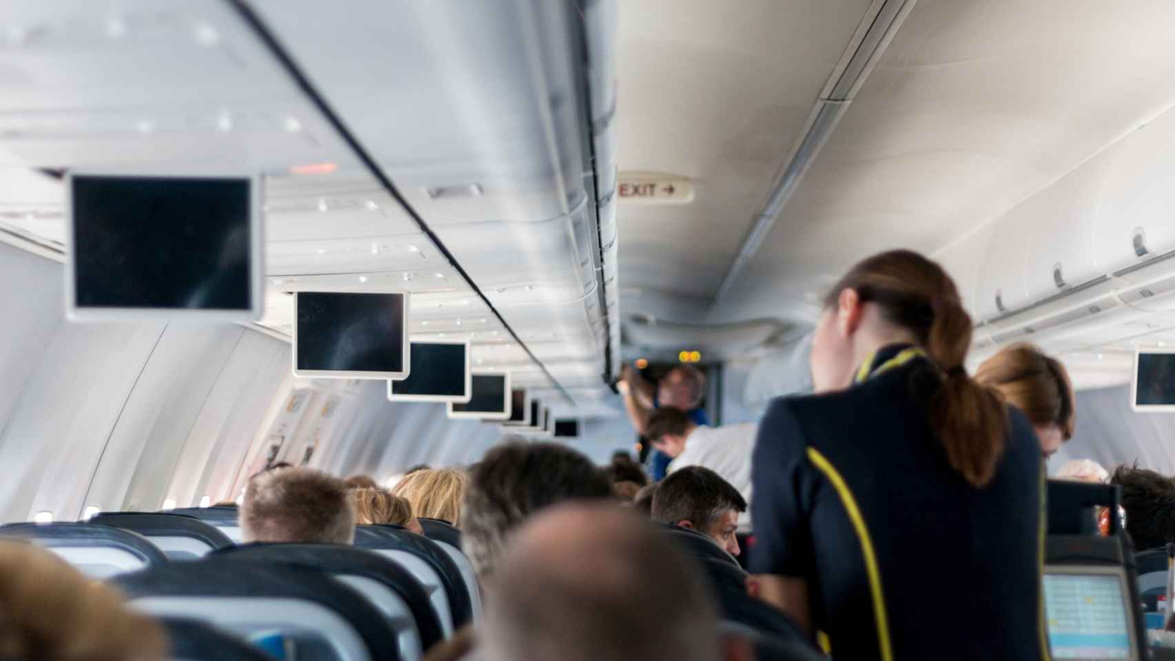 Imagen de archivo de una azafata en el interior de un avión.