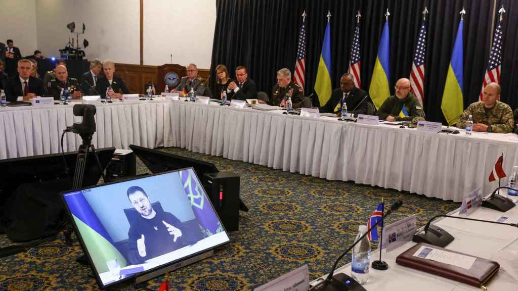 Los ministros de Defensa occidentales escuchan al presidente ucraniano, Volodímir Zelenski, durante la reunión en la base militar de Ramstein