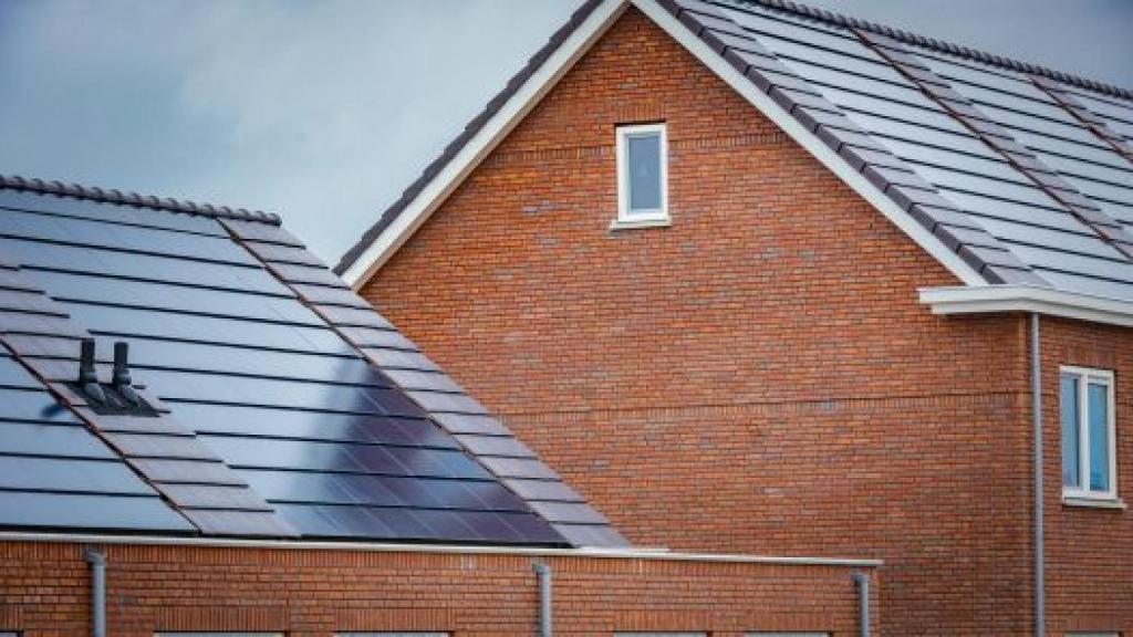 Un tejado con tejas solares.