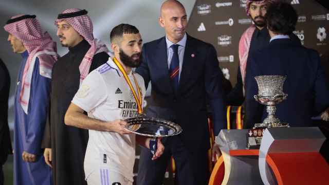 El delantero del Real Madrid Karim Benzema recoge el trofeo de subcampeón tras la final de la Supercopa de España 2023.